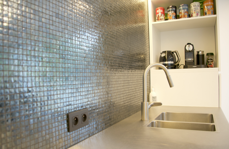 een keuken renovatie met inox afwerking
