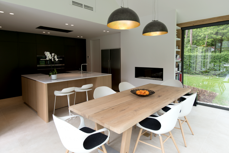 Een keuken renovatie en een totaalrenovatie in een warm design